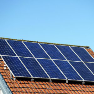 پنل خورشیدی نصب شده بر روی پشت بام